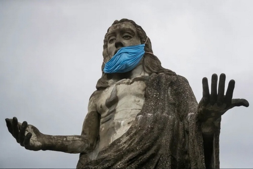 نصب ماسک روی مجسمه حضرت مسیح (ع) در شهر کاراکاس ونزوئلا برای هشدار درباره خطرات ویروس کرونا/ EPA