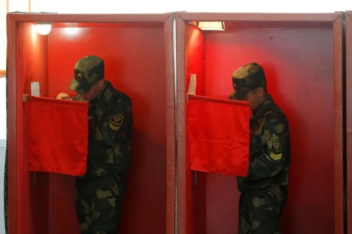 رای‌گیری زودهنگام از نیروهای نظامی بلاروس در آستانه انتخابات ریاست جمهوری 9 آگوست (4 روز دیگر)/ شهر مینسک/ رویترز