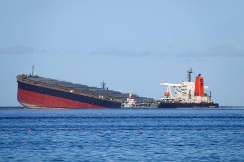 خطر شکستن نفتکش ژاپنی در نزدیکی جزیره موریس/ رویترز