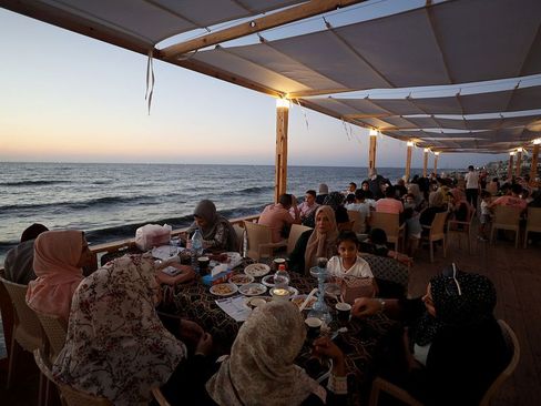 یک کافه ساحلی در نوار غزه / رویترز