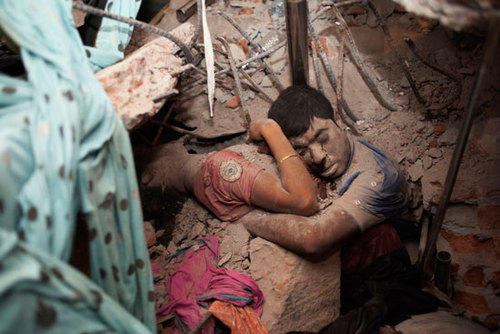 زوجی در حادثه فرو ریختن یک کارخانه در بنگلادش ۲۰۱۳ 