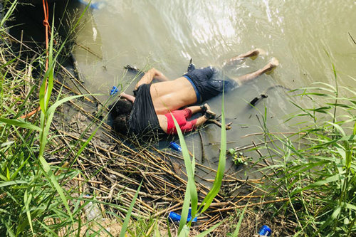 پدر و دختر مهاجر در ساحل مکزیک ۲۰۱۹ 