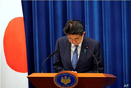 شینزو آبه نخست وزیر ژاپن در حال اعلام استعفا به دلیل بیماری . او همچنین از اینکه نتوانست دوره نخست وزیری اش را به پایان ببرد از مردم عذرخواهی کرد.
