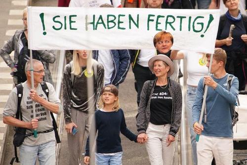 اعتراضات علیه محدودیت های کرونایی در برلین پایتخت آلمان . خبرگزاری اروپایی