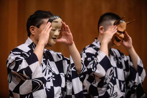  کرونا باعث تعطیلی سالن های تئاتر شده است. از جمله نمایش های سنتی رقص کلاسیک ژاپنی به نام Noh  با این حال اعضای یک گروه تئاتر نمایش سنتی برنامه ای را بدون حضور تماشگر برگزار کردند- الجزیره