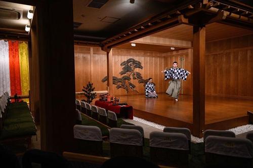  کرونا باعث تعطیلی سالن های تئاتر شده است. از جمله نمایش های سنتی رقص کلاسیک ژاپنی به نام Noh  با این حال اعضای یک گروه تئاتر نمایش سنتی برنامه ای را بدون حضور تماشگر برگزار کردند- الجزیره