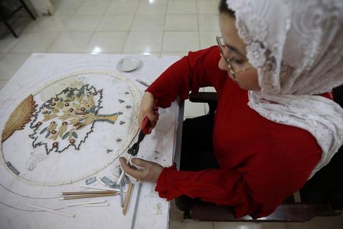 كار هنری دختر معلول اردنی با استقبال افکار عمومی این کشور مواجه شده است. او در کودکی در حادثه ای دست چپ خود را از دست داد/ الجزیره