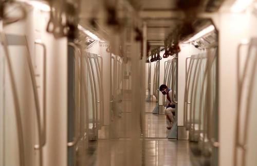 مرد ماسک زده در حال سفر با مترو دهلی نو در اولین روز شروع کار مترو پس از تعطیلات و سخت‌گیری‌های مرتبط با با شیوع ویروس کرونا در پایتخت هند/ رویترز