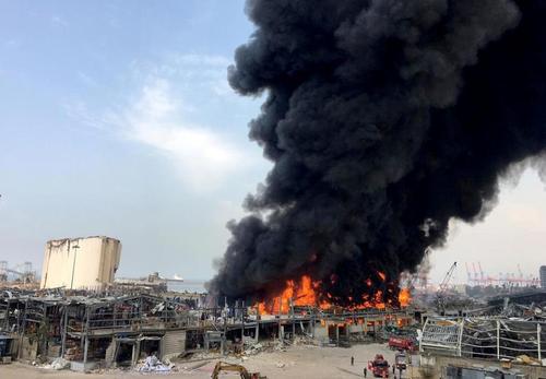 دود ناشی از آتش‌سوزی در انبار لاستیک‌های ماشین و روغن در بندر بیروت لبنان/ رویترز