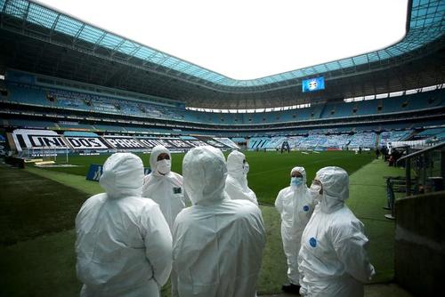 پوشش حفاظتی کارکنان و کادر ورزش پیش از بازی لیگ سری آ برزیل بین تیم‌های 