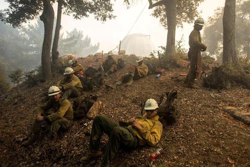 آتش‌نشانان آمریکایی در حال استراحت در ماموریت خاموش کردن آتش سوزی جنگل‌های حومه شهر 