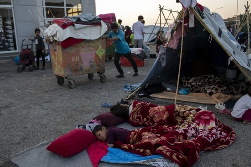 انتقال پناهجویان از اردوگاه در جزیره 
