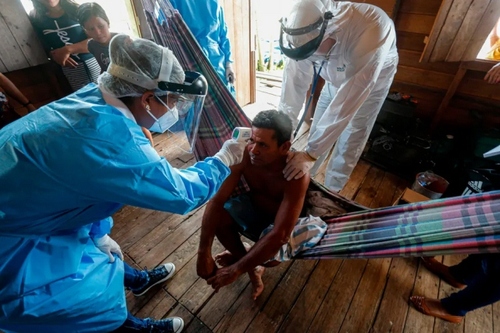 کارکنان بهداشتی در حال انجام تست کرونا از بومیان برزیل/ خبرگزاری فرانسه
