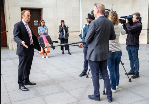 ورود وزیر بهداشت بریتانیا به ساختمان بی‌بی‌سی در لندن برای مصاحبه/ گاردین