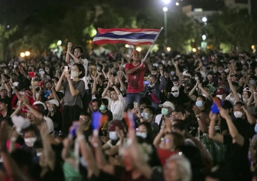 تظاهرات دموکراسی خواهان تایلندی با درخواست اصلاح نظام پادشاهی در شهر بانکوک/ آسوشیتدپرس