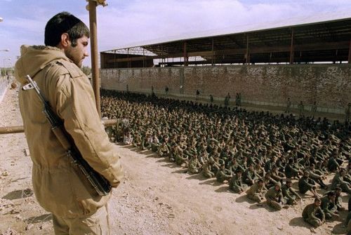 22 ژانویه 1987 - صدها اسیر جنگی عراقی که در جریان عملیات 2 هفته ای کربلای 5 به اسارت نیروهای ایرانی در آمده اند در یک اردوگاه اسرا در شهر اهواز گرد آمده اند.