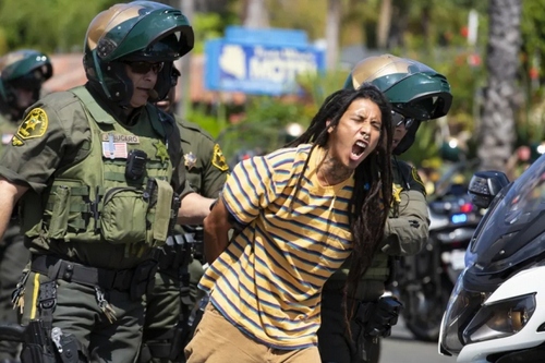 دستگیری معترضان به خشونت پلیس آمریکا علیه سیاه پوستان در ایالت کالیفرنیا/ زوما