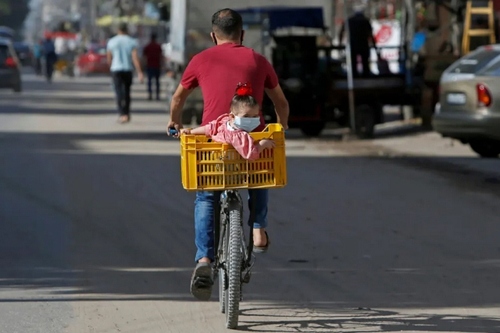 پدر و دختر روی دوچرخه/ باریکه غزه/ رویترز