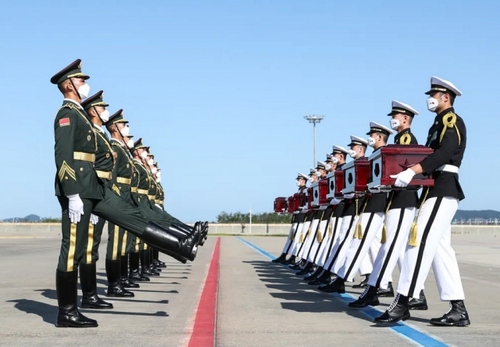 مراسم تحویل جسد 117 سرباز چینی بازمانده از جنگ دو کره در فرودگاه بین‌المللی شهر 