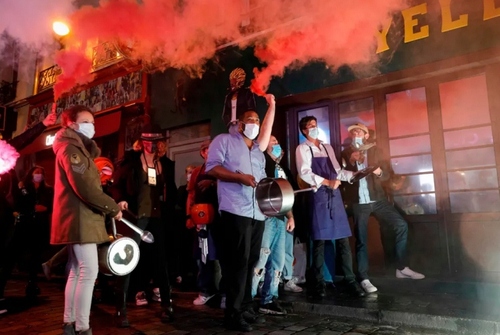 تظاهرات صاحبان رستوران و بار در شهر پاریس علیه تصمیم دولت به بازگرداندن محدودیت‌های قرنطینه سراسری به بهانه آغاز موج دوم شیوع ویروس کرونا/ خبرگزاری فرانسه