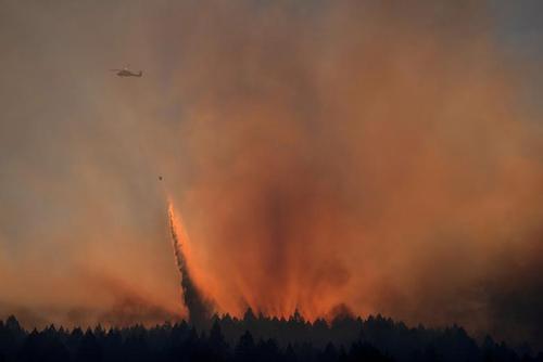 تلاش برای مهار آتش‌سوزی جنگلی در ایالت کالیفرنیا آمریکا/ رویترز