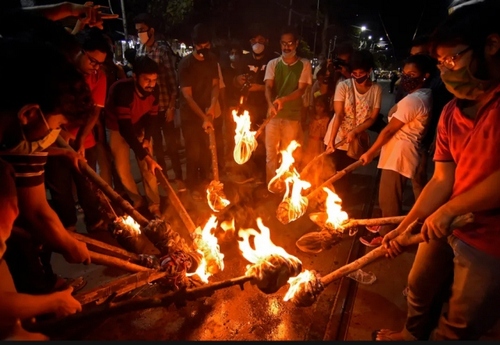تظاهرات دانشجویی در شهر کلکته هند علیه تجاوز به عنف و قتل به یک دختر 19 ساله/ پاسیفیک پرس