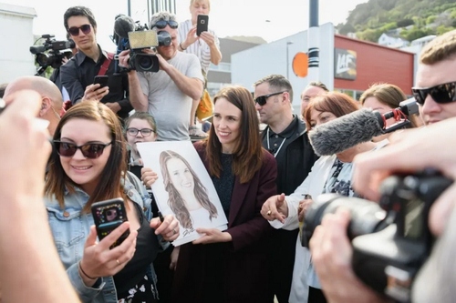 نخست وزیر نیوزیلند در جریان کارزار انتخاباتی خود یک تابلوی نقاشی از چهره‌اش از یکی از هوادارانش هدیه گرفت./ گتی ایمجز