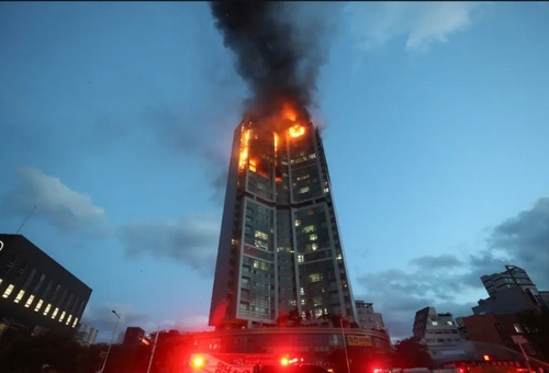آتش‌سوزی در یک برج مسکونی در شهر 