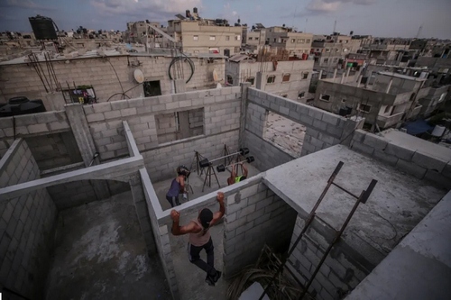 تمرین بدنسازی در پشت‌بام خانه / نوار غزه/ EPA