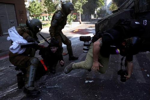 برخورد پلیس ضدشورش شیلی با عکاسان خبری در حاشیه اعتراضات ضددولتی در شهر سانتیاگو (پایتخت)/ رویترز