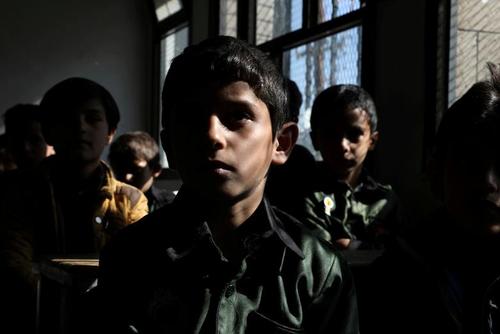 آغاز کلاس‌های درس و فصل مدارس در شهر صنعا یمن بدون تدابیر پیشگیری از کرونا/ رویترز