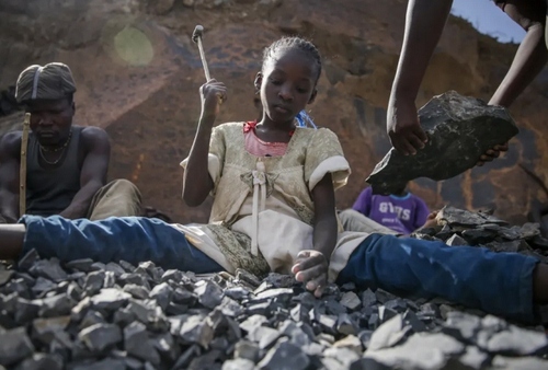 دختر کنیایی 10 ساله در کنار خانواده در حال خرد کردن سنگ/ آسوشیتدپرس