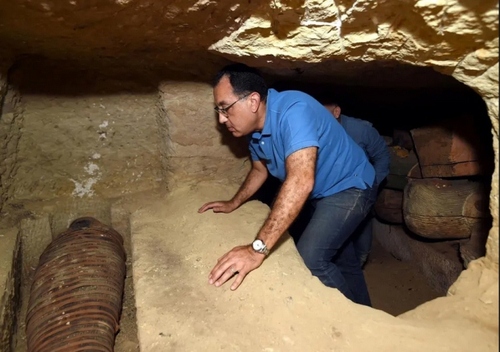 نخست‌وزیر مصر در محل مقابر مومیایی‌های جدید کشف شده / رویترز