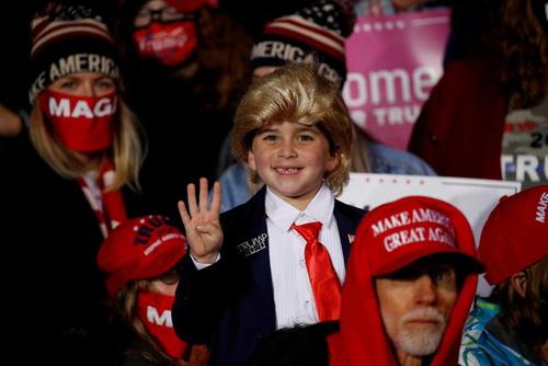 یک پسر بچه در اجتماع طرفداران ترامپ در فرودگاه بین‌المللی