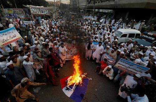 سوزاندان پرچم فرانسه در تظاهرات مسلمانان علیه 