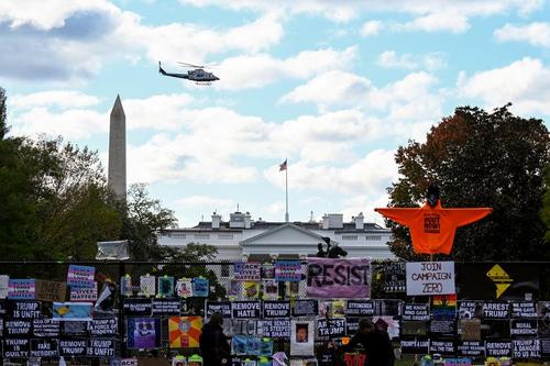 نصب پوسترهای پرشمار علیه ترامپ روی نرده های بیرونی کاخ سفید؛ روی بعضی از این پوسترها شعارهایی مبنی بر دستگیری و محاکمه ترامپ پس از شکست احتمالی او در انتخابات ریاست جمهوری نوشته شده است./ رویترز