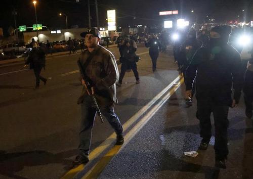 
رالی شبانه حامیان مسلح  ترامپ در خیابان های شهر ونکوور در ایالت واشنگتن آمریکا / رویترز

