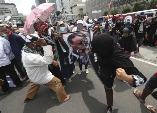 تظاهرات علیه دولت فرانسه و امانول ماکرون در شهر جاکارتا اندونزی/ آسوشیتدپرس
