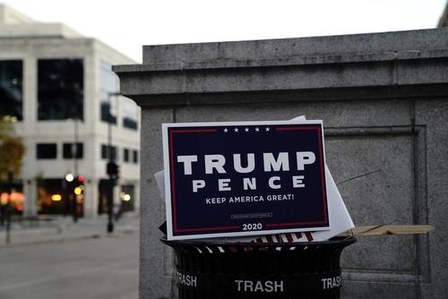 انداختن تراکت تبلیغاتی ترامپ –پنس در سطل زباله پس از پایان تظاهرات حامیان ترامپ در شهر مدیسون مرکز ایالت ویسکانسین آمریکا به نتایج انتخابات ریاست جمهوری/ رویترز