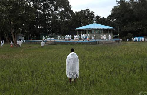 اجرای مراسم آیینی نیایش مسیحیان ارتدوکس در صبح روز یکشنبه در کلیسایی در اتیوپی/ رویترز