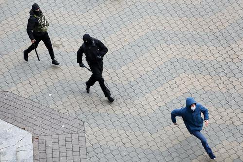 پلیس بلاروس در شهر مینسک در تعقیب معترضان به نتایج انتخابات ریاست جمهوری/ رویترز