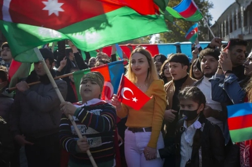 جشن روز پرچم در شهر گنجه آذربایجان/ خبرگزاری آناتولی