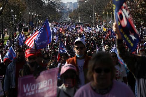 تظاهرات بزرگ روز شنبه (دیروز) حامیان ترامپ در شهر واشنگتن دی‌سی/ رویترز