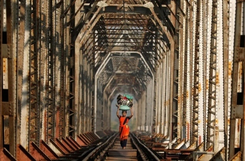 عبور از روی ریل آهن/ بمبئی/ رویترز