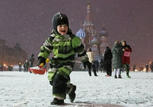 برف بازی در دمای زیر صفر میدان سرخ مسکو/ ایتارتاس