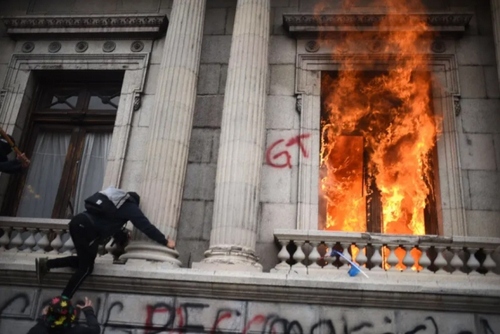 آتش زدن ساختمان پارلمان گواتمالا در اعتراض به فساد دولتی و کاهش بودجه خدمات دولتی/ EPA