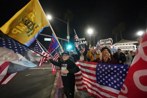 تظاهرات و اعتراض علیه محدودیت‌های جدید کرونایی و ممنوع شدن رفت و آمد شبانه در ایالت کالیفرنیا آمریکا/ آسوشیتدپرس