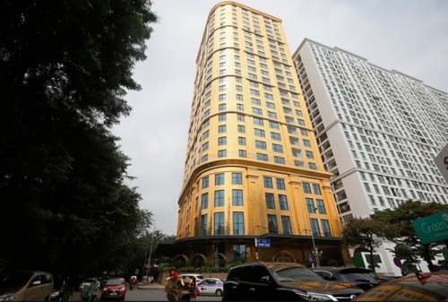 تصاویری از نمای بیرونی و تجهیزات داخلی هتل طلایی شهر هانوی ویتنام. این هتل به طلایی‌ترین هتل دنیا معروف است و بسیاری از تجهیزات داخلی و نمای بیرونی حتی روکش غذاها از ورقه‌های طلاست و البته دوربین‌های زیادی در تمامی قسمت‌های این هتل نصب شده تا مسافری هوس ناخنک زدن به طلاها به سرش نزند./ EPA