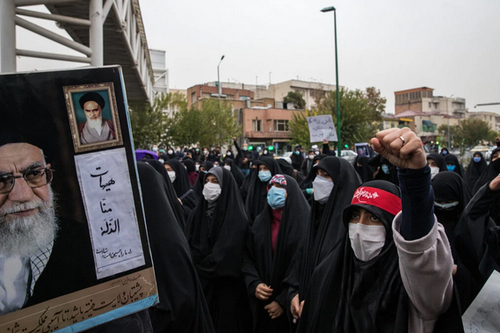 تظاهرات در مقابل مجلس ایران در محکومیت ترور دانشمند هسته ای ایرانی و درخواست انتقام/ نیویورک تایمز
