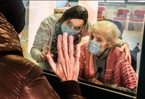 اتاق ملاقات سالمندان با اعضای خانواده‌شان در یک خانه سالمندان در شهر میلان ایتالیا/ گاردین